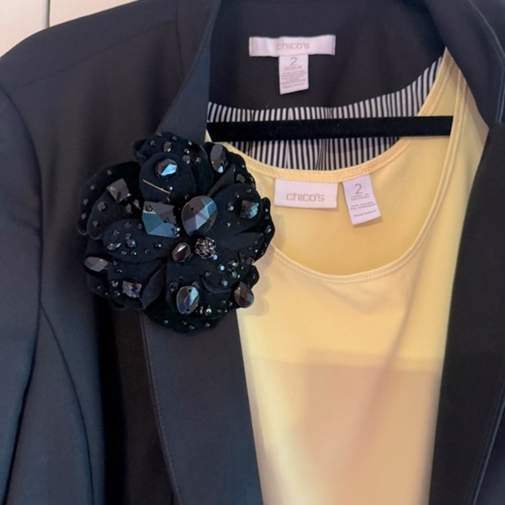 Only the Vintage CHICO’S MAGNETIC BLACK Flower Brooch Pin, large & beautiful